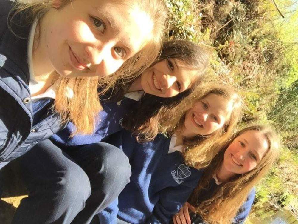 Austauschschülerin mit Freundinnen in Irland